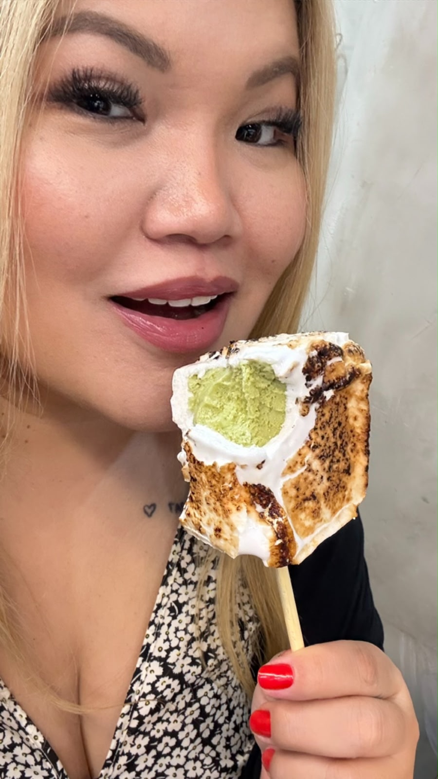 Sobremesa de marshmallow tostado com sorvete de matchá
